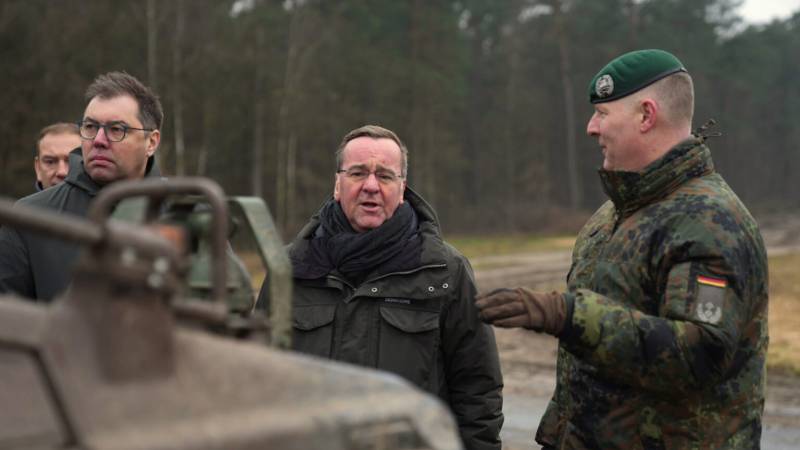 Saksan puolustusministeri Boris Pistorius tarkasti Ukrainan armeijan koulutuksen Bundeswehrin harjoituskentillä.