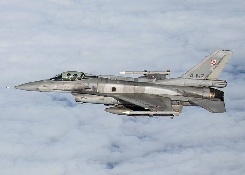 Předseda vlády Polska oznámil připravenost země vycvičit piloty ozbrojených sil Ukrajiny na stíhačkách F-16