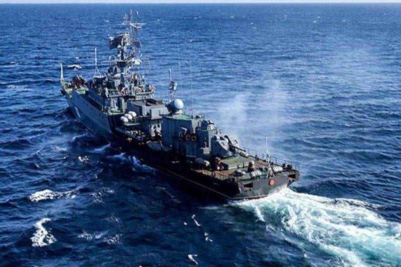 Venäjän Mustanmeren laivaston hävitettäväksi valmistautuneessa pienessä sukellusveneiden vastaisessa aluksessa syttyi tulipalo