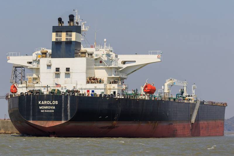 Prensa estadounidense: eludiendo las sanciones, el petróleo de los petroleros rusos en alta mar se transfiere en secreto a otros barcos