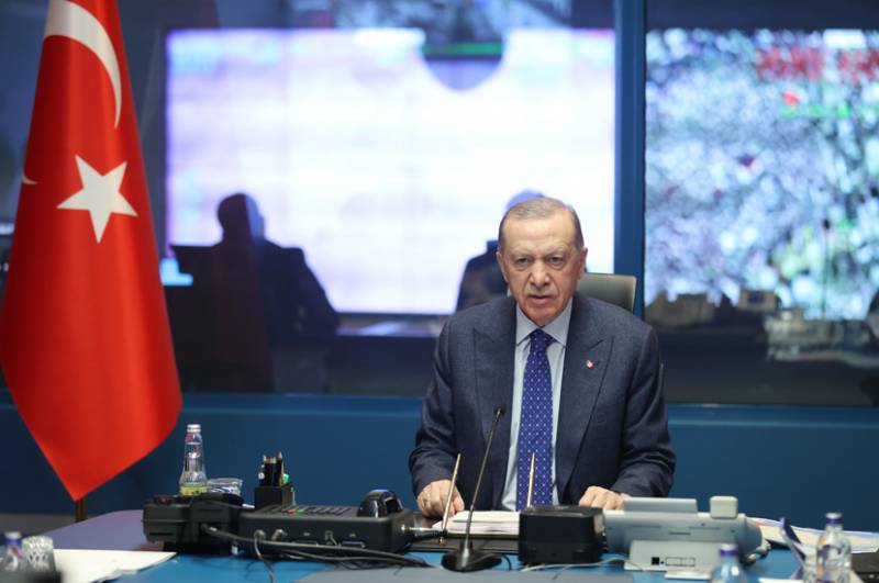 Erdoğan, Türkiye'deki deprem nedeniyle cumhurbaşkanlığı seçimlerinin ertelenmesine ilişkin karar aldı.