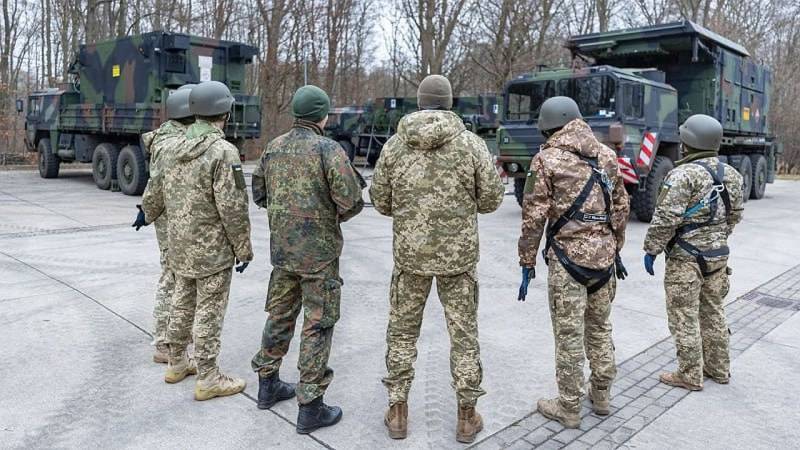 Comandamentul Forțelor Aeriene ale Forțelor Armate ale Ucrainei a publicat un reportaj foto despre pregătirea militarilor ucraineni pentru a lucra cu sistemele de apărare aeriană Patriot în Germania
