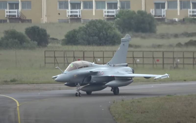 法国空军接收了第一架新改型 F4.1 的多用途战斗机阵风
