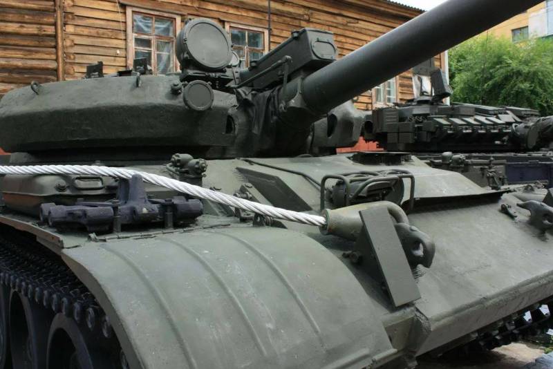 Os blocos de blindagem adicional na torre e no casco do T-62M são claramente visíveis.