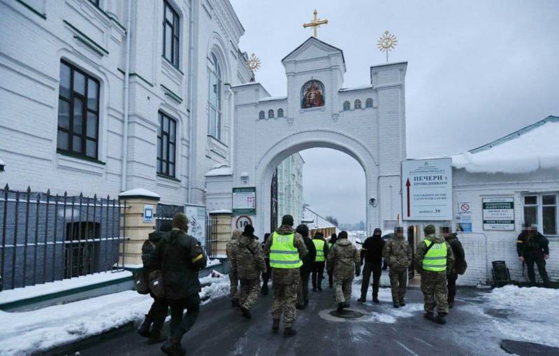חבר הפרלמנט האוקראיני איים על הנזירים של הלברה קייב-פצ'רסק בביקור של "הקהילה הפטריוטית"