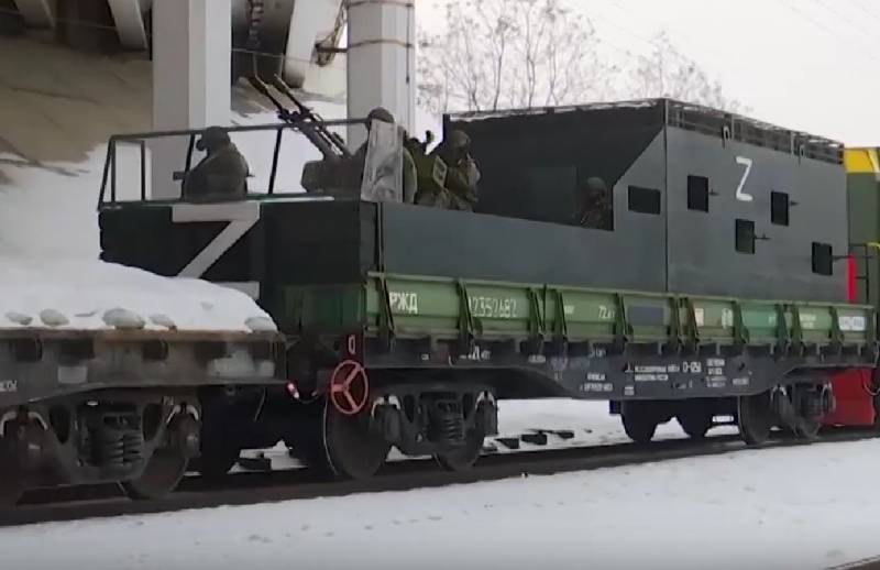 Het Ministerie van Defensie van de Russische Federatie toonde het werk van de Volga-pantsertrein in de speciale operatiezone