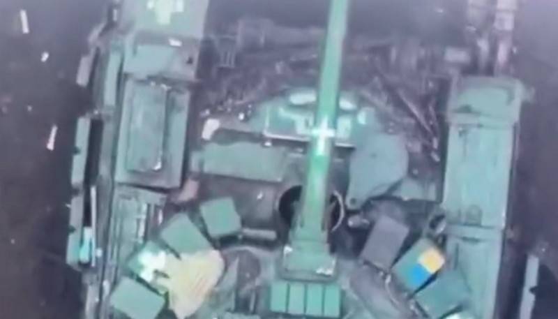 Μια χειροβομβίδα έπεσε με ακρίβεια στην καταπακτή του τανκ των Ουκρανικών Ενόπλων Δυνάμεων από drone, προκαλώντας έκρηξη των πυρομαχικών