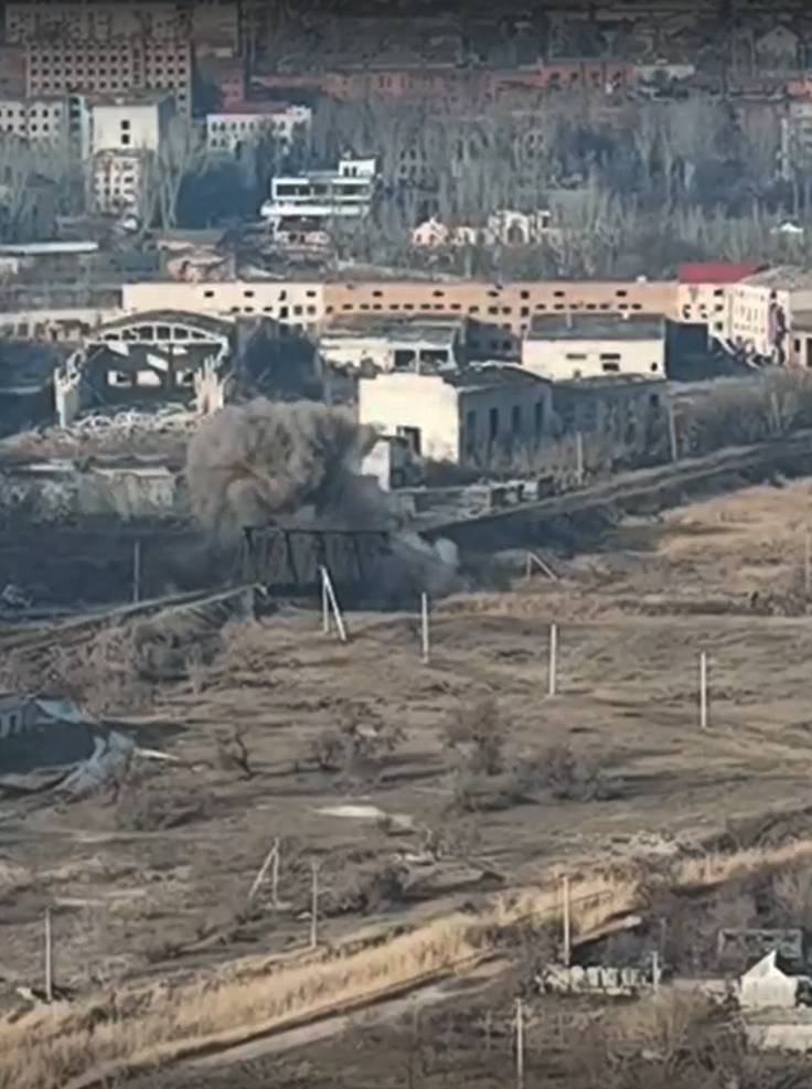 Byly tam záběry z poddolování mostu v okolí Arťomovska