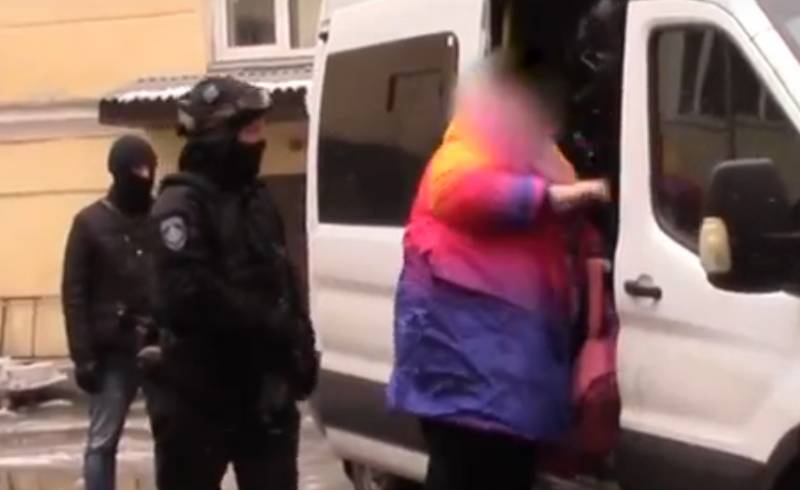 FSB nerbitake video karo warga Moskow, sing dicurigai minangka pengkhianat kanggo rezim Kyiv.