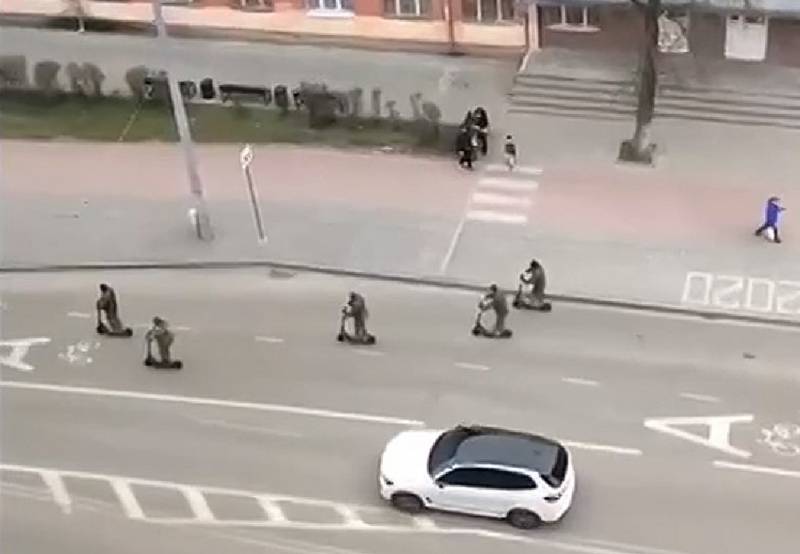 Odessa askeri sicil ve askere alma bürolarının çalışanları, çağrıları daha hızlı dağıtmak için elektrikli scooter aldı