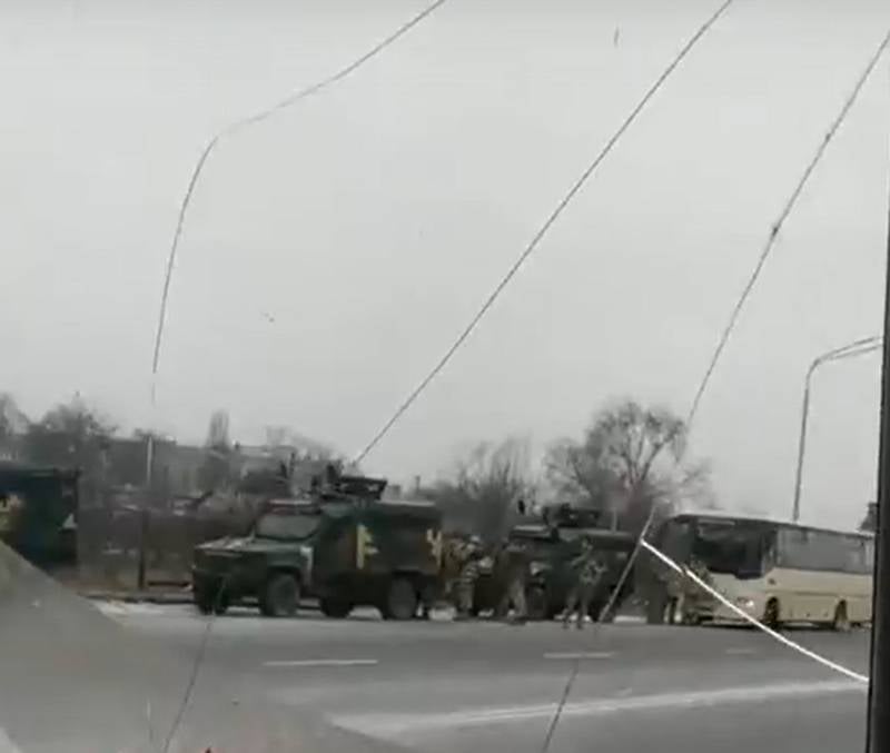 Kiev transfere reservas estratégicas com veículos blindados Panthera T6 para Artemovsk