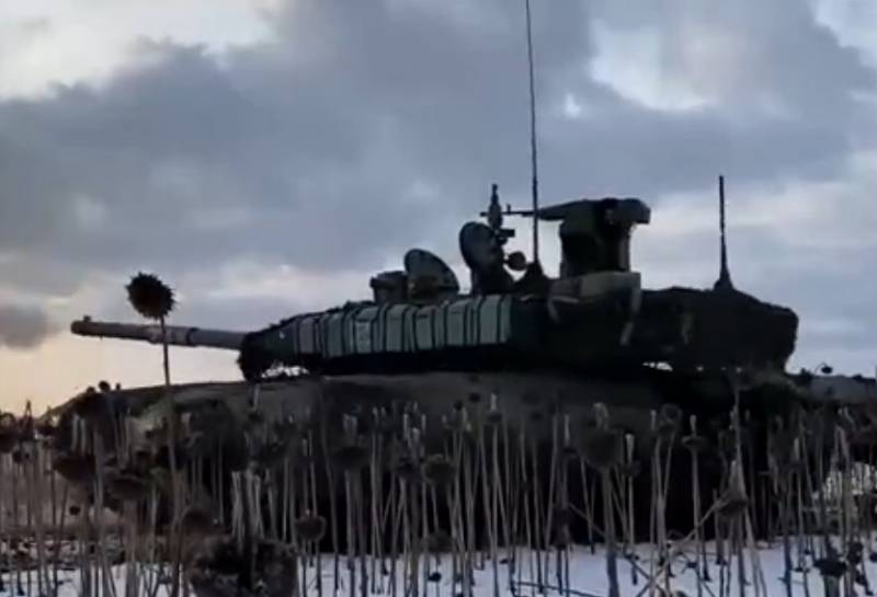 国防部展示了 NVO 区 T-90 坦克乘员的工作