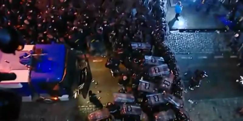 Georgian presidentti kehottaa hallitusta olemaan käyttämättä voimaa mielenosoittajia vastaan ​​Tbilisin mellakoiden keskellä