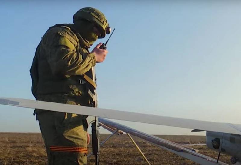Se arată identificarea pozițiilor Forțelor Armate ale Ucrainei cu ajutorul UAV-urilor și distrugerea acestora prin foc de artilerie.