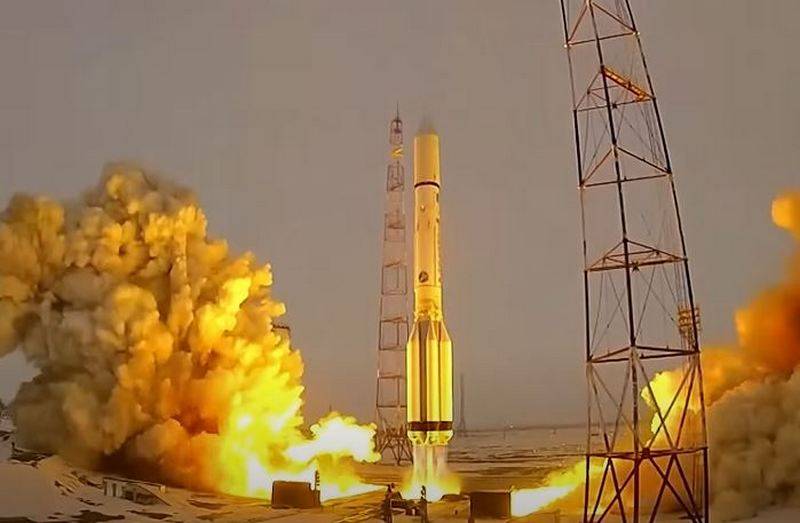 Baykonur Uzay Üssü'nden fırlatılan bir aktarma uydusu ile "Proton-M" aracını fırlatın
