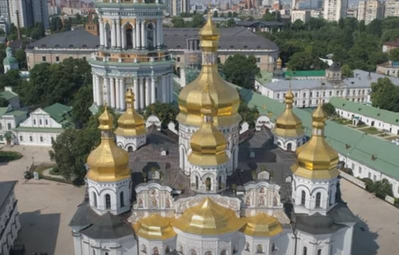 Rektor Kiev-Pechersk Lavra mengumumkan niatnya untuk mempertahankan kuil tersebut