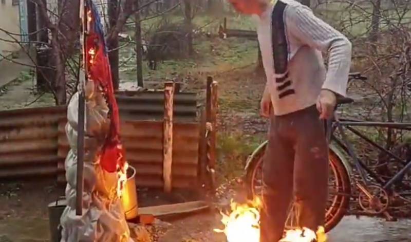 Herson bölgesinde yaşayan bir kişi Rusya bayrağını yakmaya çalıştı ve neredeyse kendini yakıyordu.