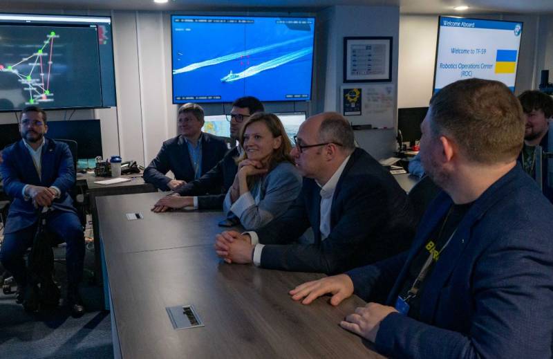 La delegazione ucraina ha studiato l'uso dei droni marittimi visitando il quartier generale della US Navy in Bahrain