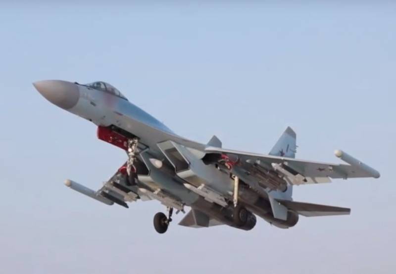 Ryska federationens försvarsministerium visade arbetet för besättningarna på Su-35S-fighters i den speciella operationszonen