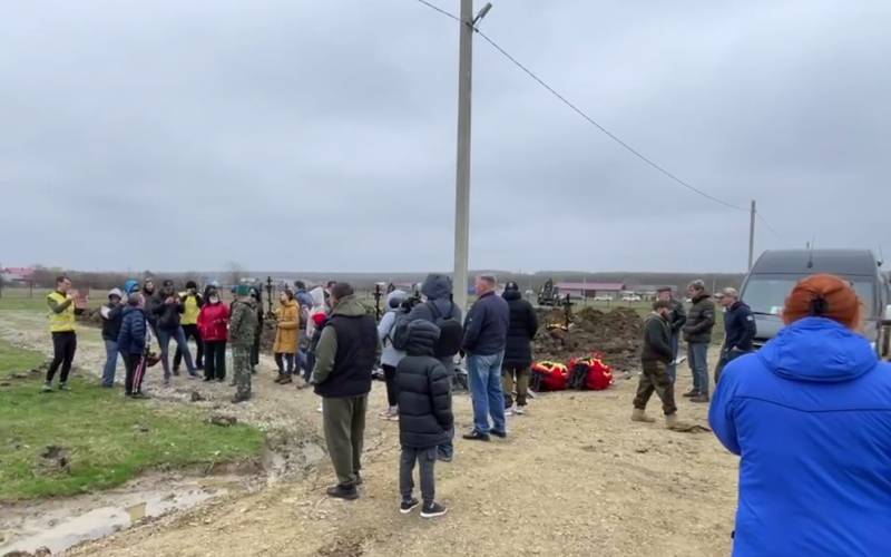 De begrafenis van Wagner PMC-strijders op de begraafplaats in Goryachiy Klyuch vond plaats ondanks tegenstand van lokale autoriteiten