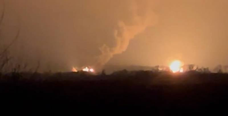 في نوفوموسكوفسك ، منطقة دنيبروبيتروفسك ، احترق مستودع نفط كبير بالكامل بعد غارة بطائرة بدون طيار