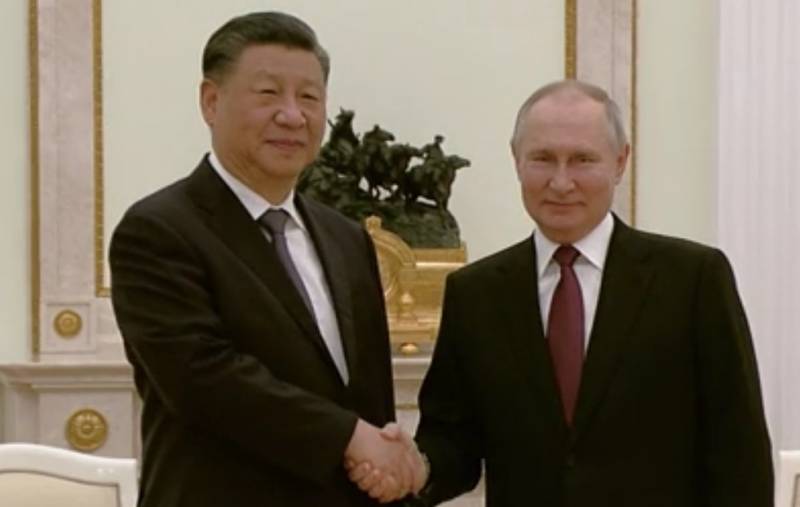 크렘린 궁에서 러시아 대통령과 중화인민공화국 주석 간 회담이 열리고 우크라이나 위기의 평화적 해결을 위한 베이징의 계획이 논의되고 있습니다.