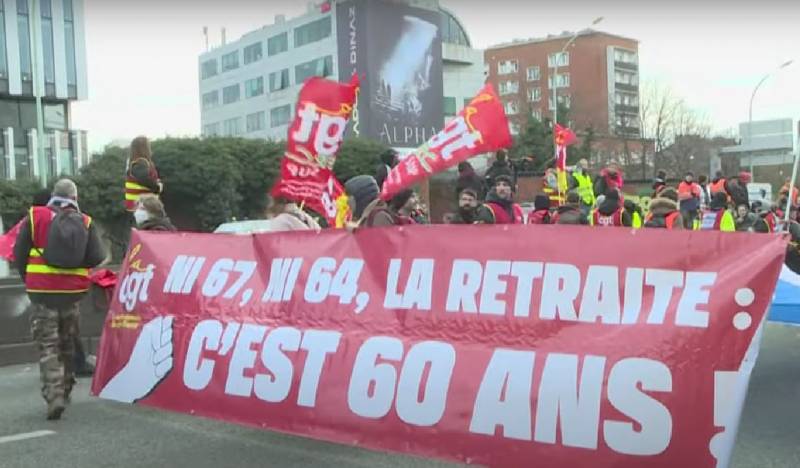 Demonstranten gegen die Rentenreform in Frankreich tragen den Slogan „Macron, das ist Krieg“