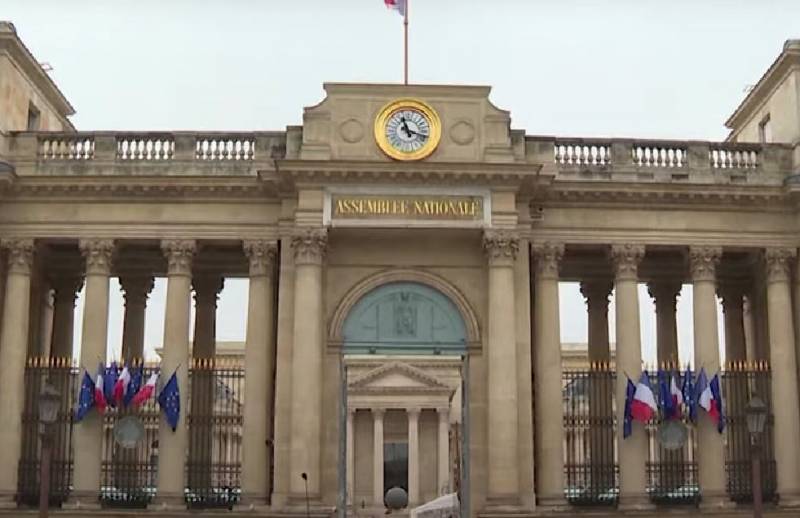 Народној скупштини Француске недостајало је неколико гласова за изгласавање неповерења влади о пензијској реформи