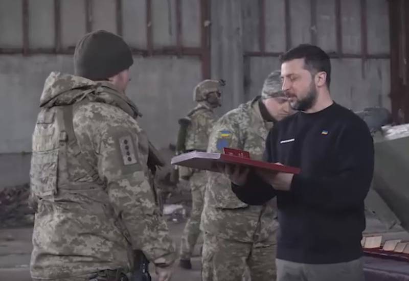 乌克兰媒体报道了基辅政权领导人泽伦斯基前往阿尔特米夫斯克附近乌克兰武装部队阵地的行程