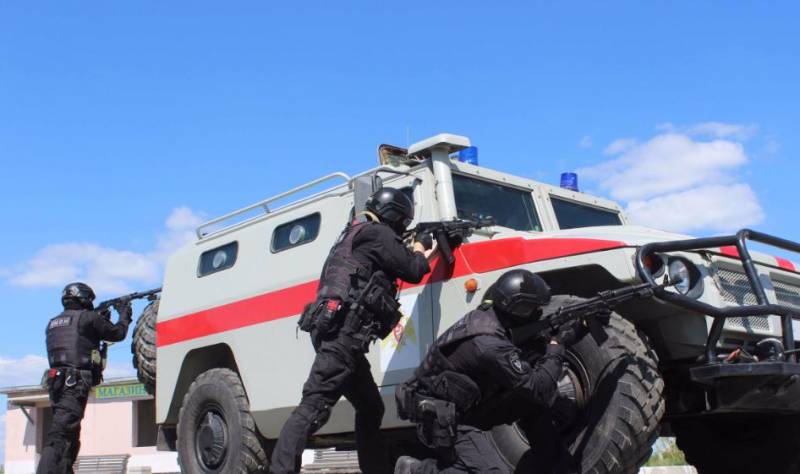 Der Abgeordnete der Staatsduma Khinshtein schlug vor, die Praxis befristeter Verträge für den Polizeidienst in der Nationalgarde einzuführen