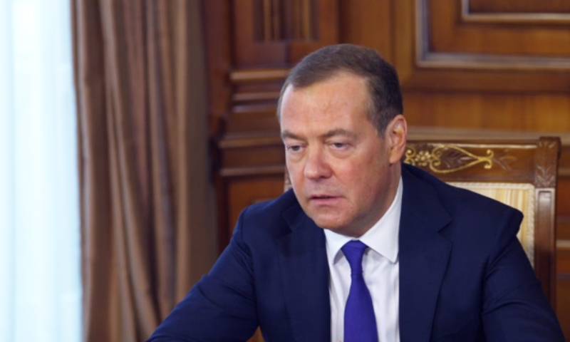 "Ruiters van de Apocalyps onderweg": Medvedev zei dat de dreiging van een nucleair conflict is toegenomen door de levering van wapens aan Oekraïne door het Westen