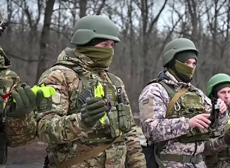 우크라이나 군대의 전화에서 "법 집행 기관"의 구타에 대한 보고서를 발견했습니다.