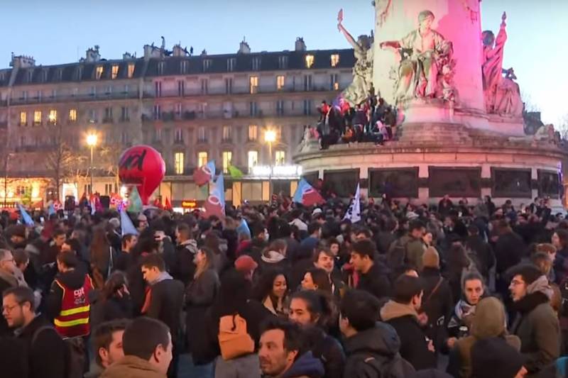 "Para radikal memprotes": media Prancis, atas saran pihak berwenang, menyangkal bahwa orang Prancis biasa turun ke jalan