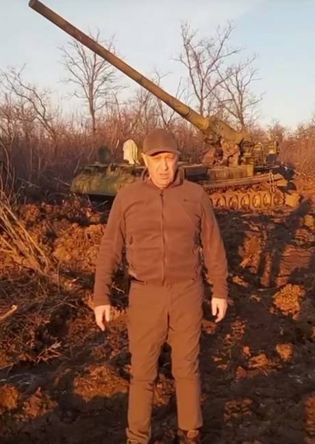 Yevgeny Prigozhin은 국방부가 Artyomovsk 지역의 측면 보안을 인수했음을 확인했습니다.