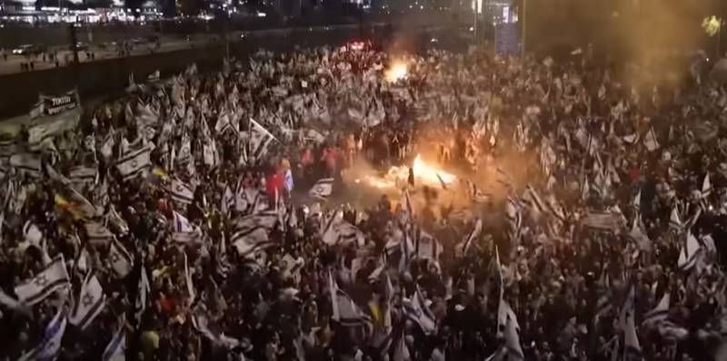 Ing Israel, ing latar mburi protes massa lan pembubaran Menteri Pertahanan, tembung "pemberontakan populer" lan "rapuh tentara" dirungokake.