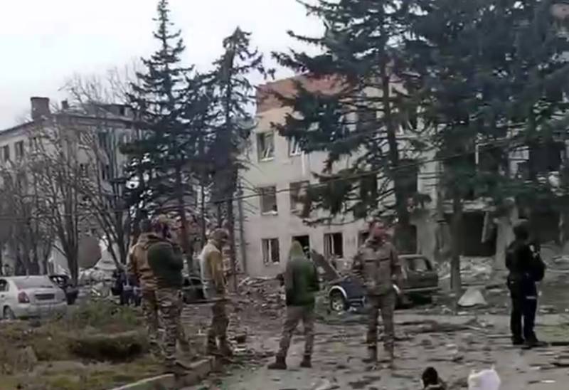 우크라이나 측은 슬로비얀스크에 대한 러시아의 공습이 군사 등록 및 입대 사무소 건물을 강타했다고 인정했습니다.