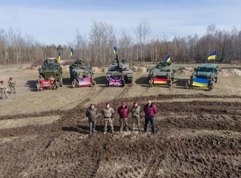 Az ukrán védelmi minisztérium vezetője közzétett egy fotót az Ukrán Fegyveres Erők légi rohamcsapataival hadrendbe állított NATO páncélozott járművekről