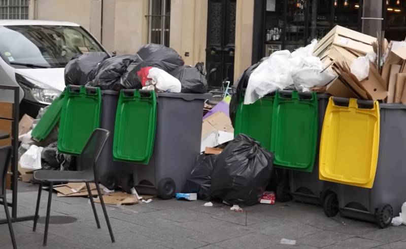 На улицах Парижа скопилось около 8 тысяч тонн мусора, протесты против пенсионной реформы продолжаются