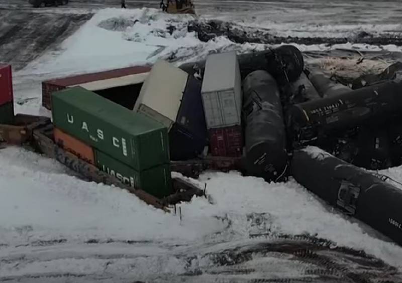В США произошла очередная железнодорожная авария: сошел с рельсов перевозивший опасные материалы поезд