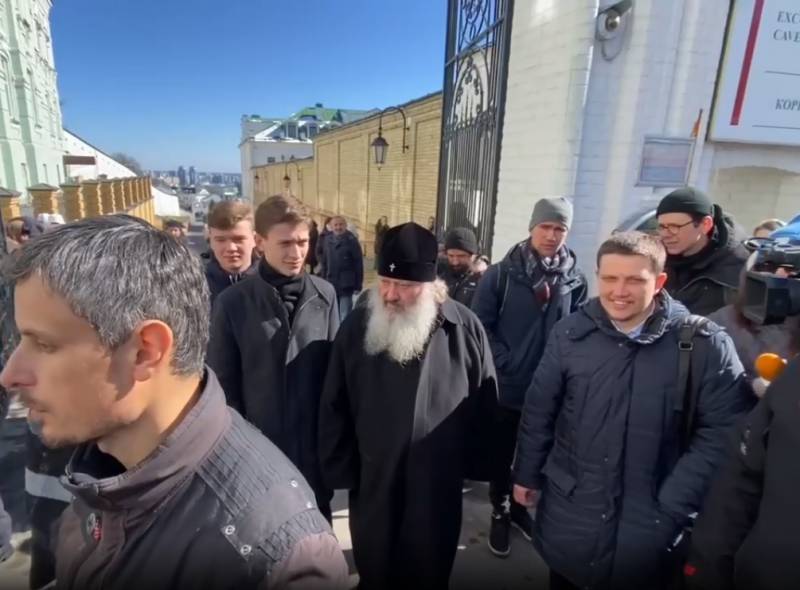 UOCパベルのメトロポリタンは、キエフ・ペチェルスク大修道院の領土に機関銃を持った警察が現れたことを背景に、信者に演説しました