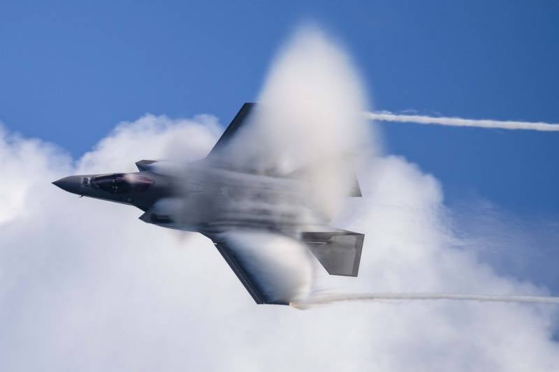 Departemen Pertahanan AS: Mung sapratelo saka armada pejuang F-35 sing siap tempur