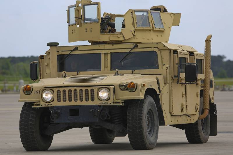 خودروی زرهی HMMWV نیروهای مسلح آمریکا در تمرینات فرود آمریکا و جمهوری کره در شن گیر کرد
