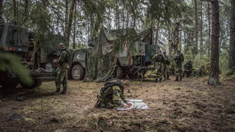 ستاد کل نیروهای مسلح اوکراین گفت که چگونه مربیان سوئدی به ارتش اوکراین آموزش می دهند تا در یک منطقه جنگلی نبرد انجام دهند.