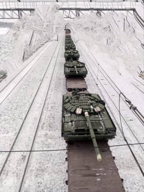 טנקים מודרניים T-72B (אופציה T-72B3 mob) עם כוונת 1PN96MT-02