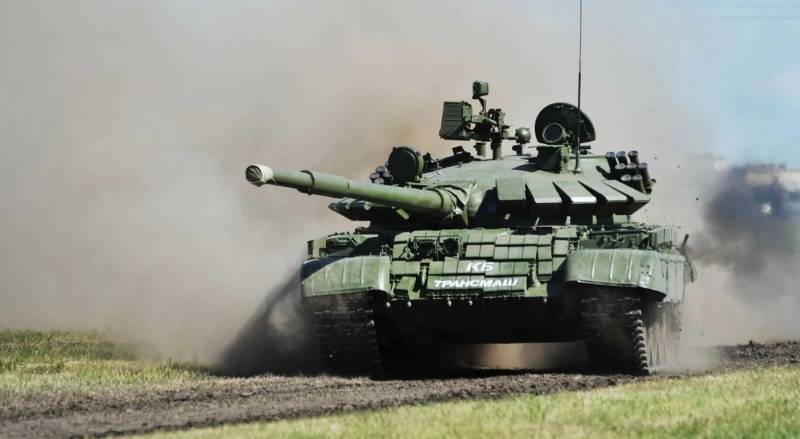 ओम्स्क "ट्रांसमैश" से आधुनिक टी -62। टैंक बुर्ज गतिशील सुरक्षा "संपर्क -5" से सुसज्जित है