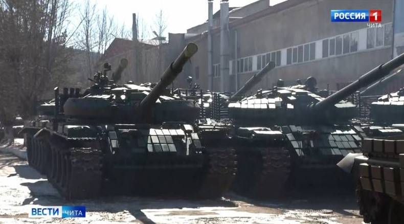 Танки Т-62М (слева) и Т-62МВ (справа) образца 2022 года. Источник: репортаж телеканала «Россия-1»