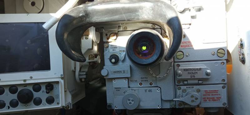 Solda termal görüntüleme nişangâhı 1PN96MT-02'nin ve sağda optik nişangah 1G46'nın ekranı ve kontrol paneli. Tank T-80BVM yeni örnek.
