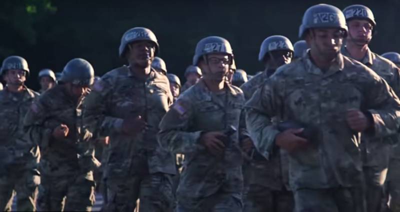„Háromszor több lehetőség az életének elvesztésére egy ipari baleset következtében, mint az amerikai hadseregben”: szlogenek az amerikai csapatok toborzásakor