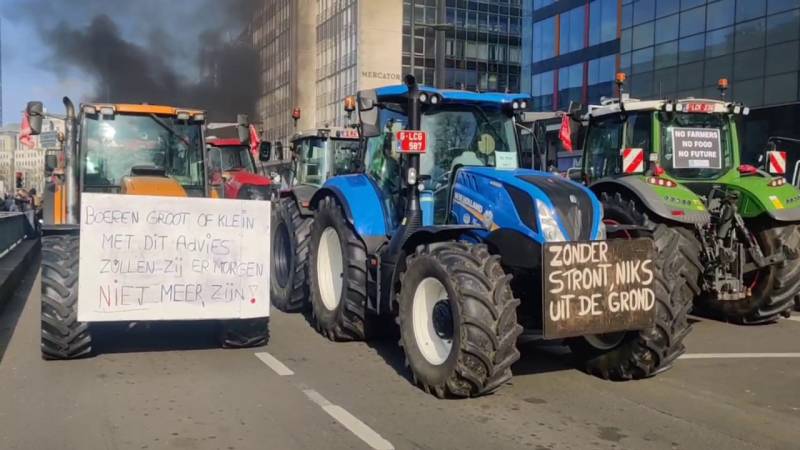 Traktörlerdeki binlerce Belçikalı çiftçi Brüksel'in merkezini kapattı