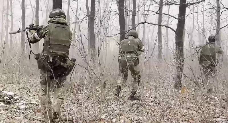 Nördlich von Soledar führen Kämpfer des PMC Wagner mit Unterstützung der Artillerie der RF-Streitkräfte Offensivoperationen auf Fedorovka durch